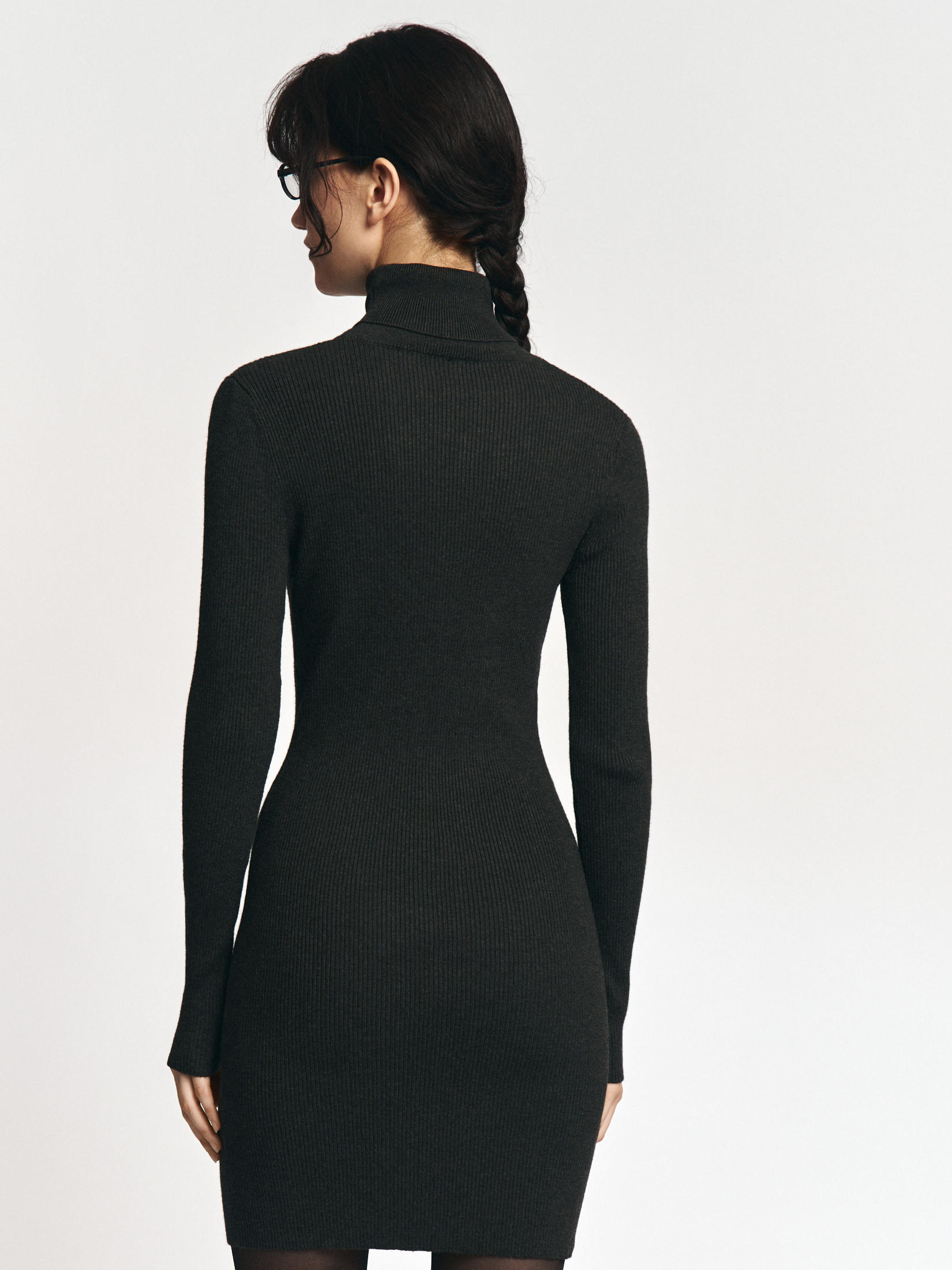 Трикотажное платье-лапша мини с высоким горлом