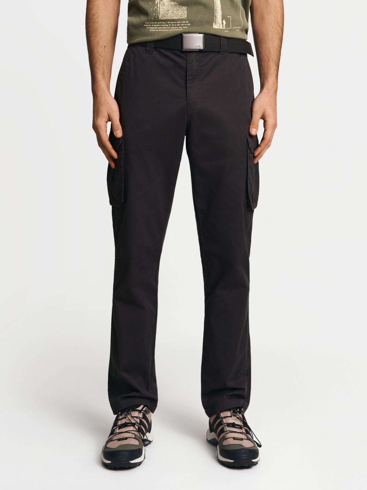 Брюки из хлопка с карманами карго и ремнём