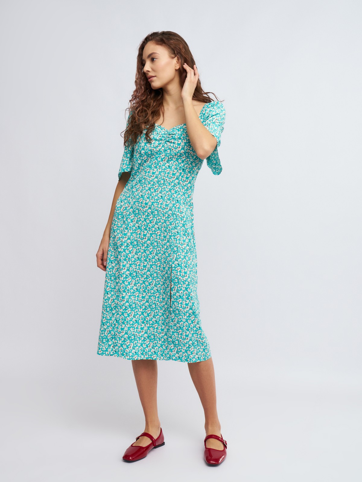 Платье с разрезом и цветочным принтом