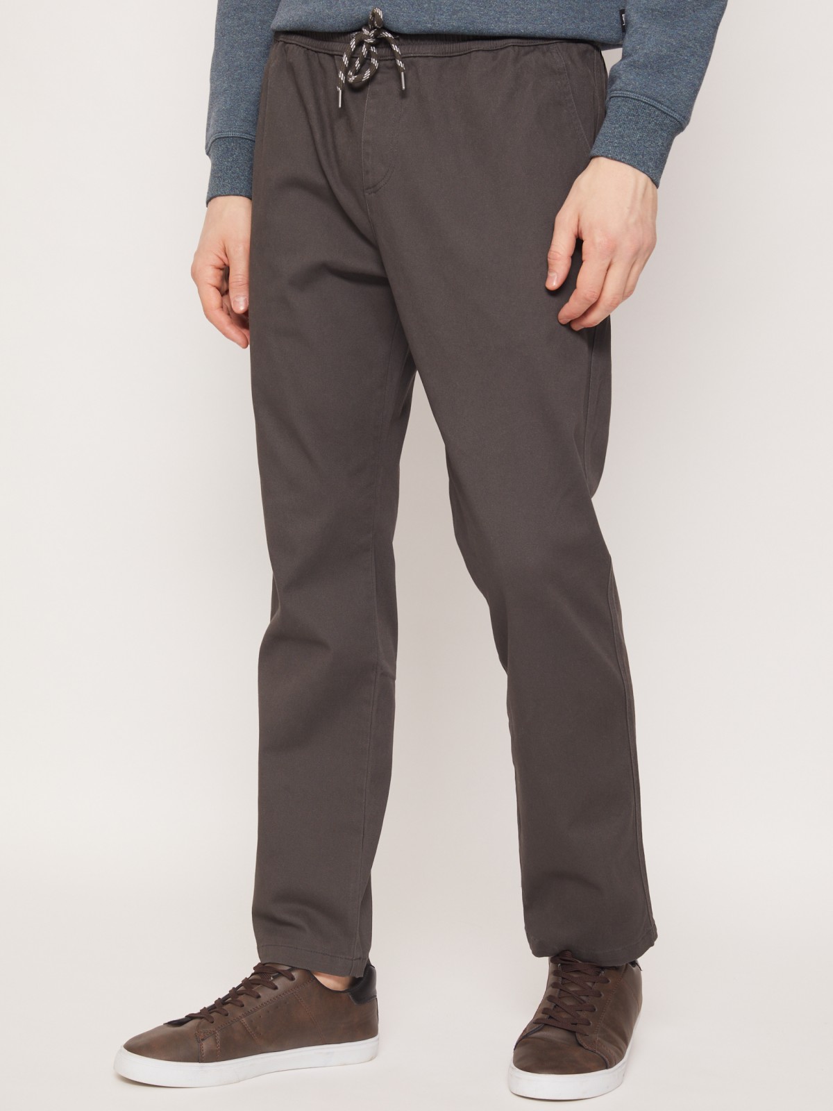 Прямые хлопковые брюки на резинке zolla 211317323012, цвет серый, размер 30 - фото 3