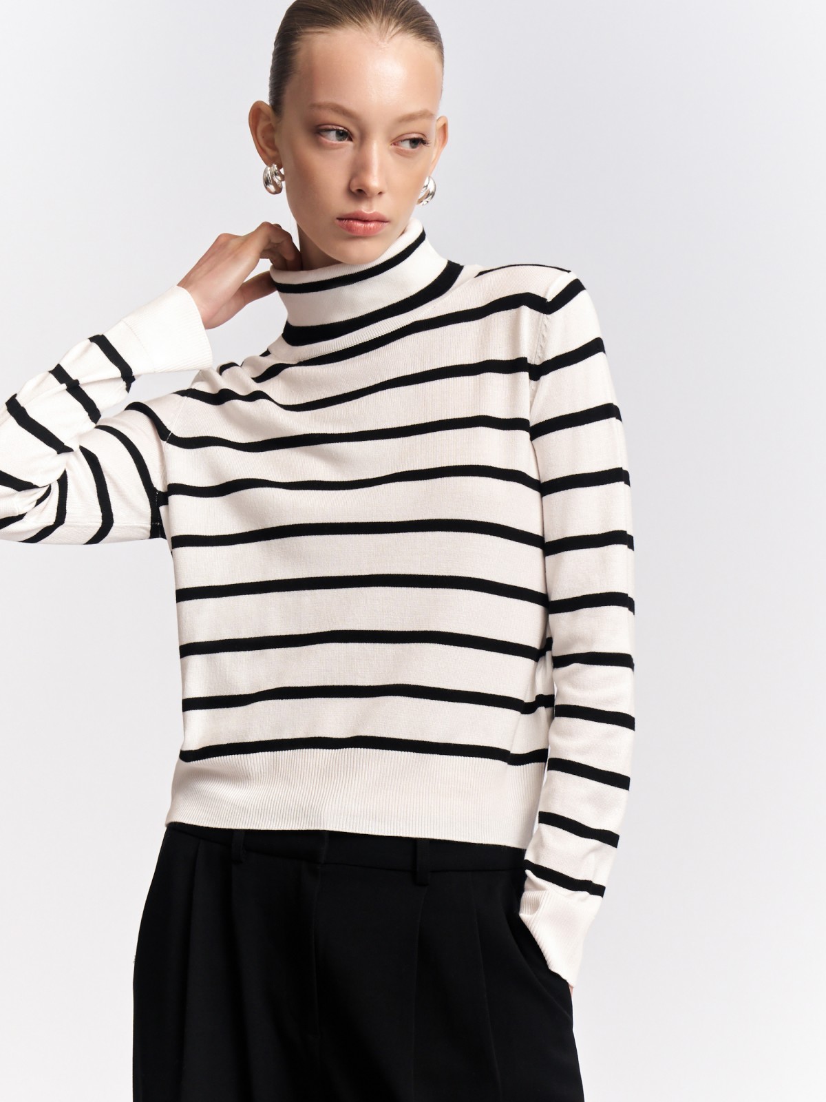 Тонкий свитер-водолазка в полоску