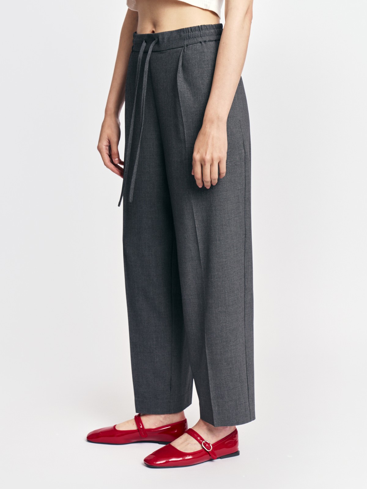 Брюки фасона Carrot на резинке со стрелками