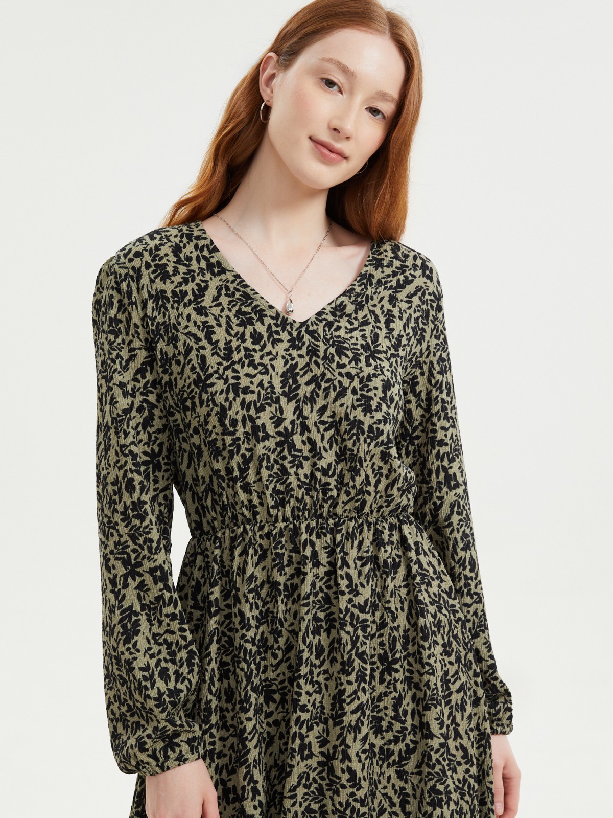 Платье длины миди с вырезом и принтом