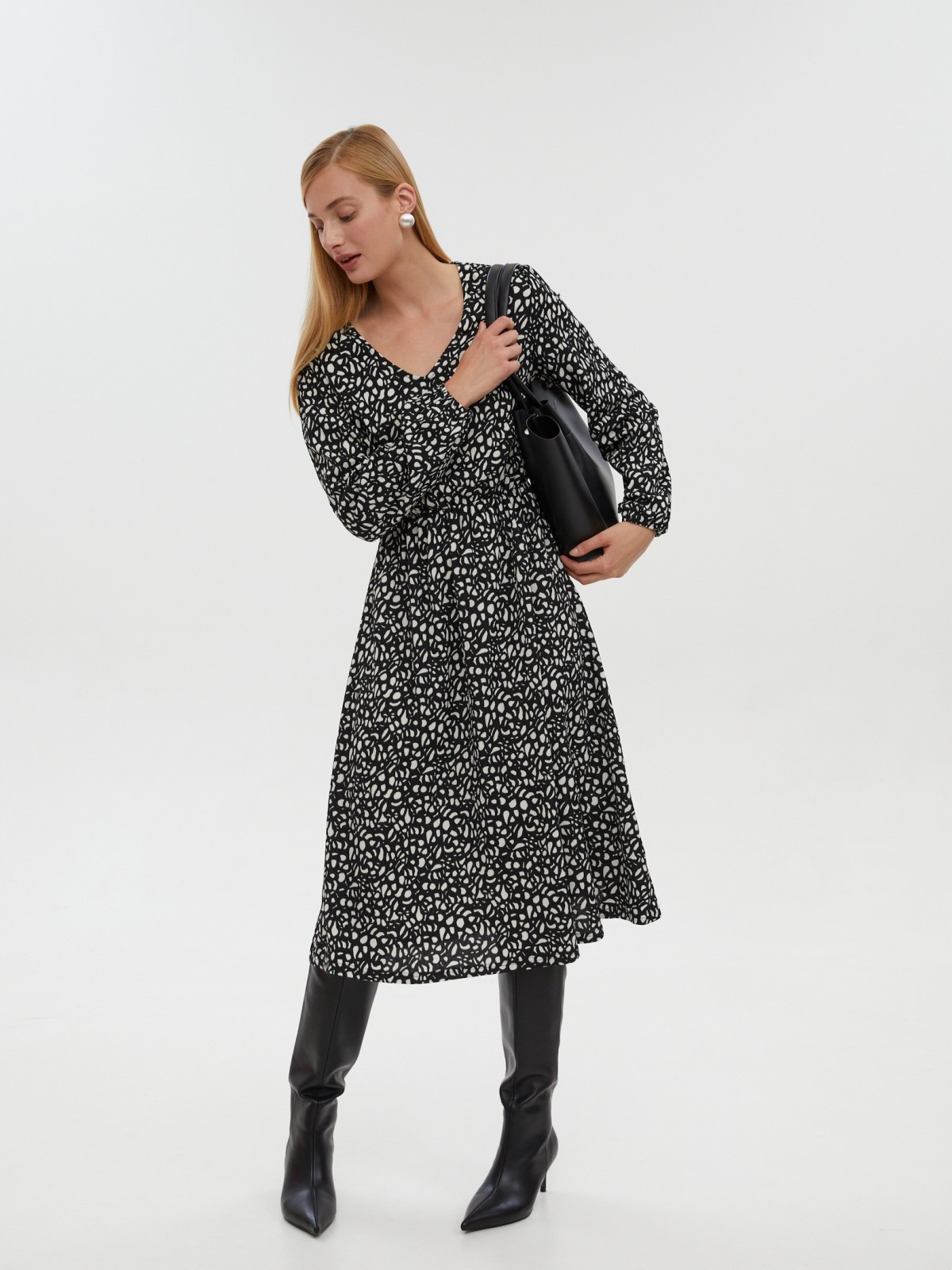 Платье длины миди с вырезом и принтом