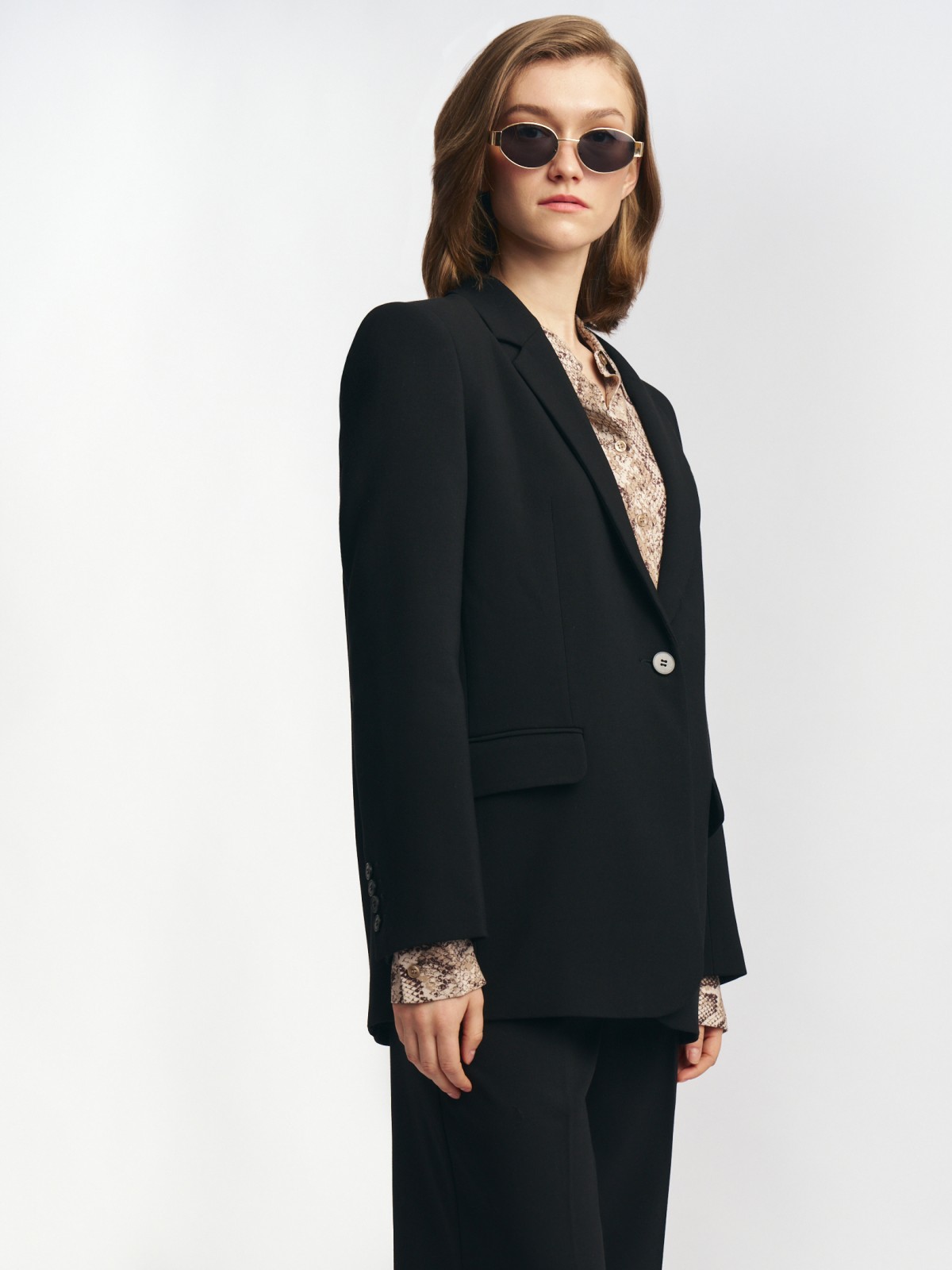 Однобортный жакет прямого силуэта на пуговице