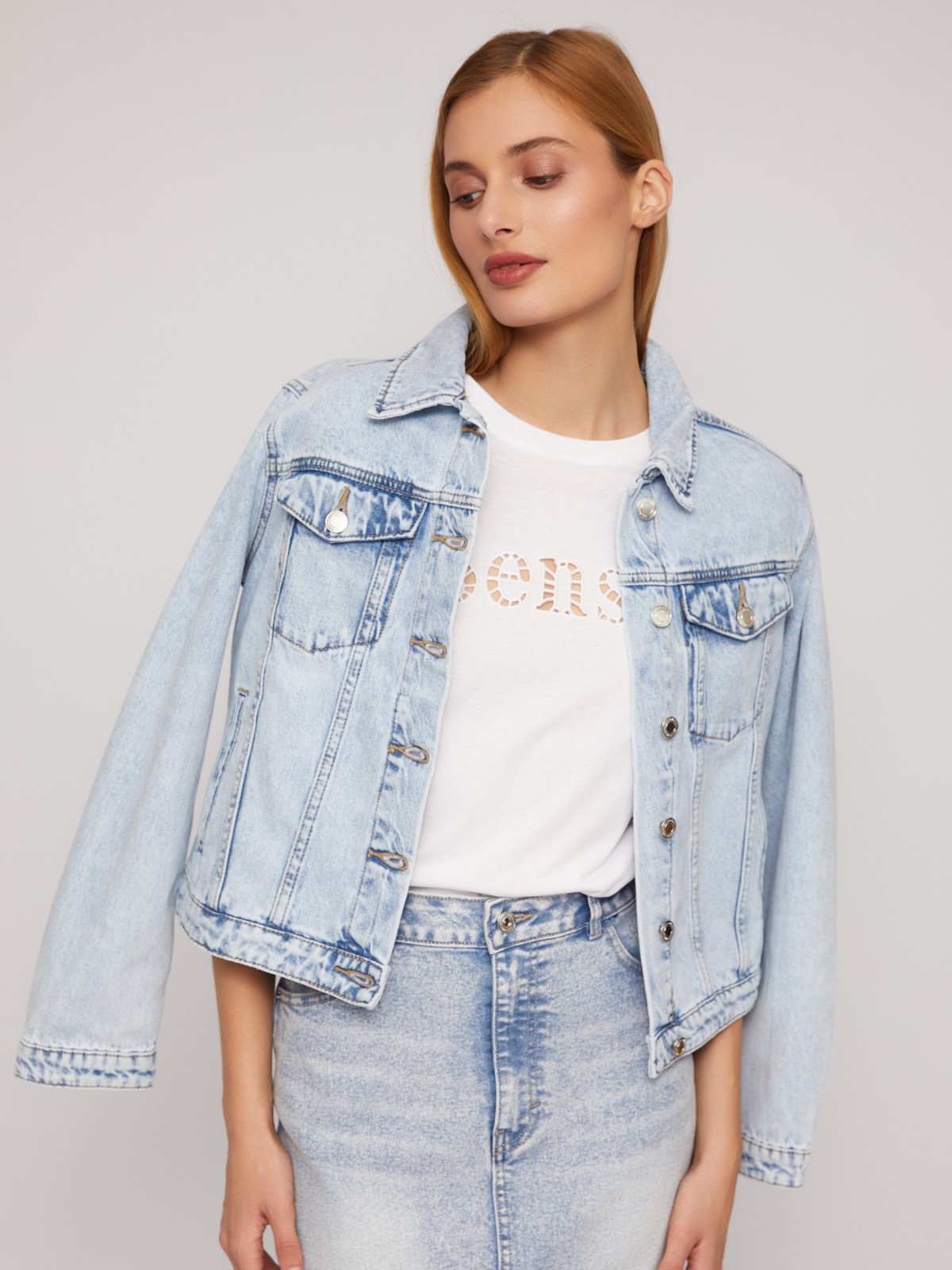 Футболка из хлопка с вырезом-надписью на груди