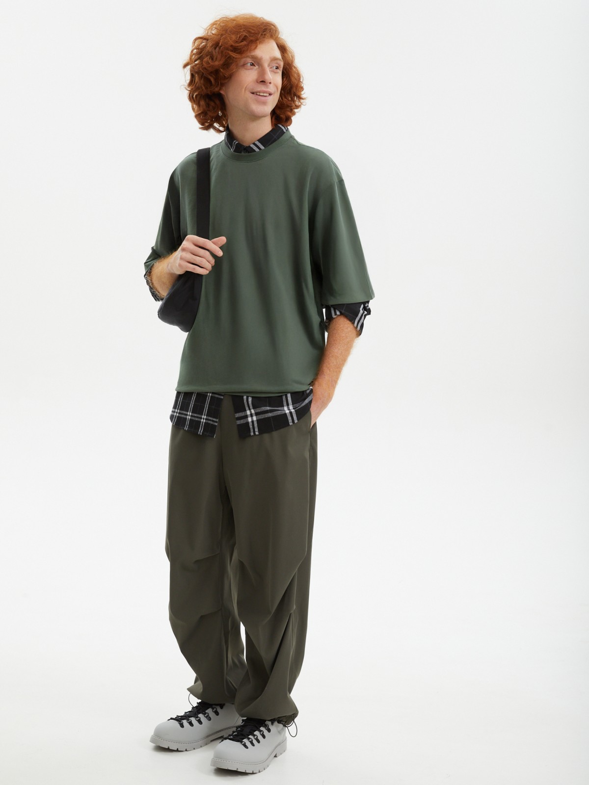 Брюки-джоггеры на кулисках