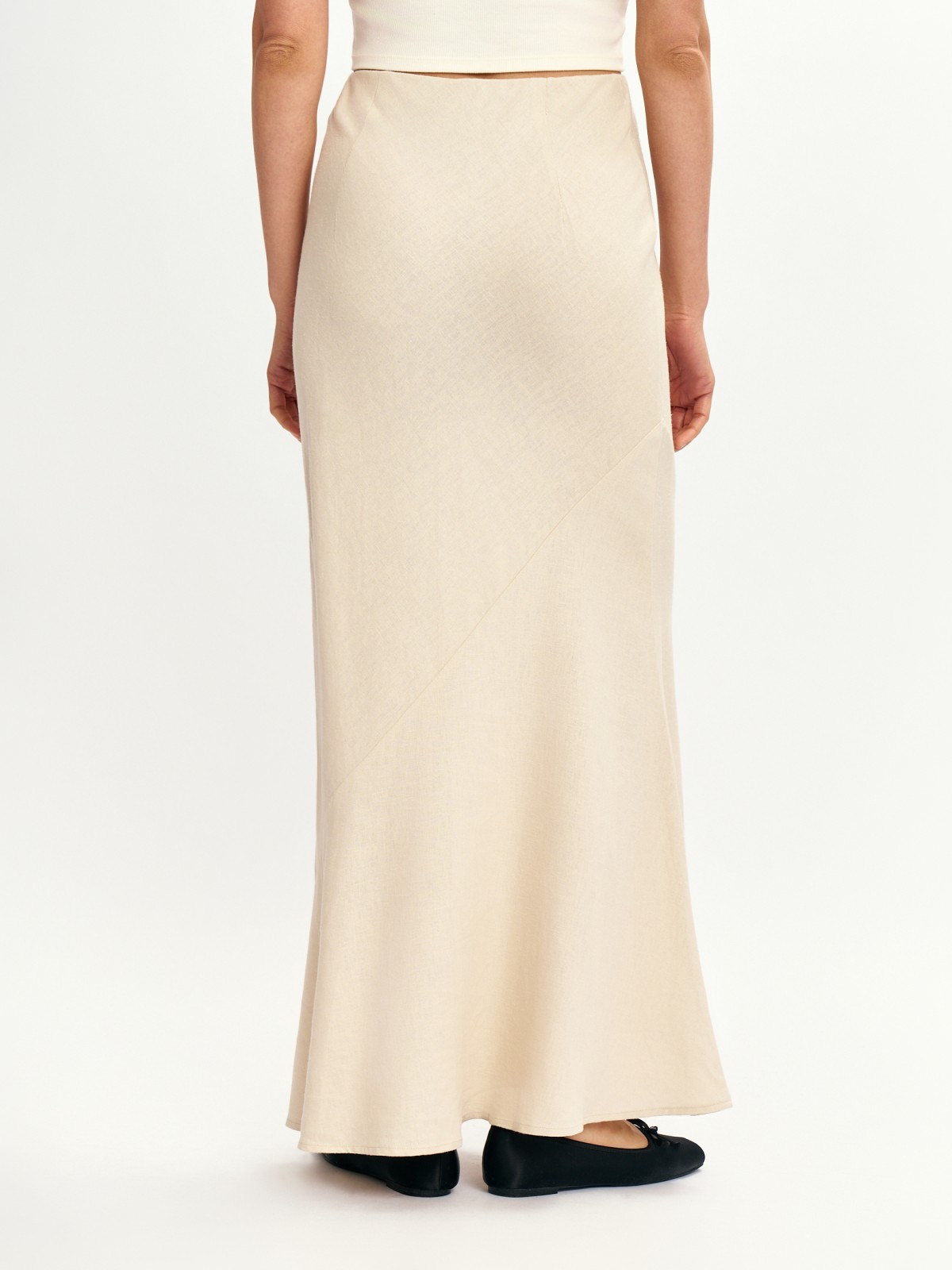 Lorakning yubkasi ostida