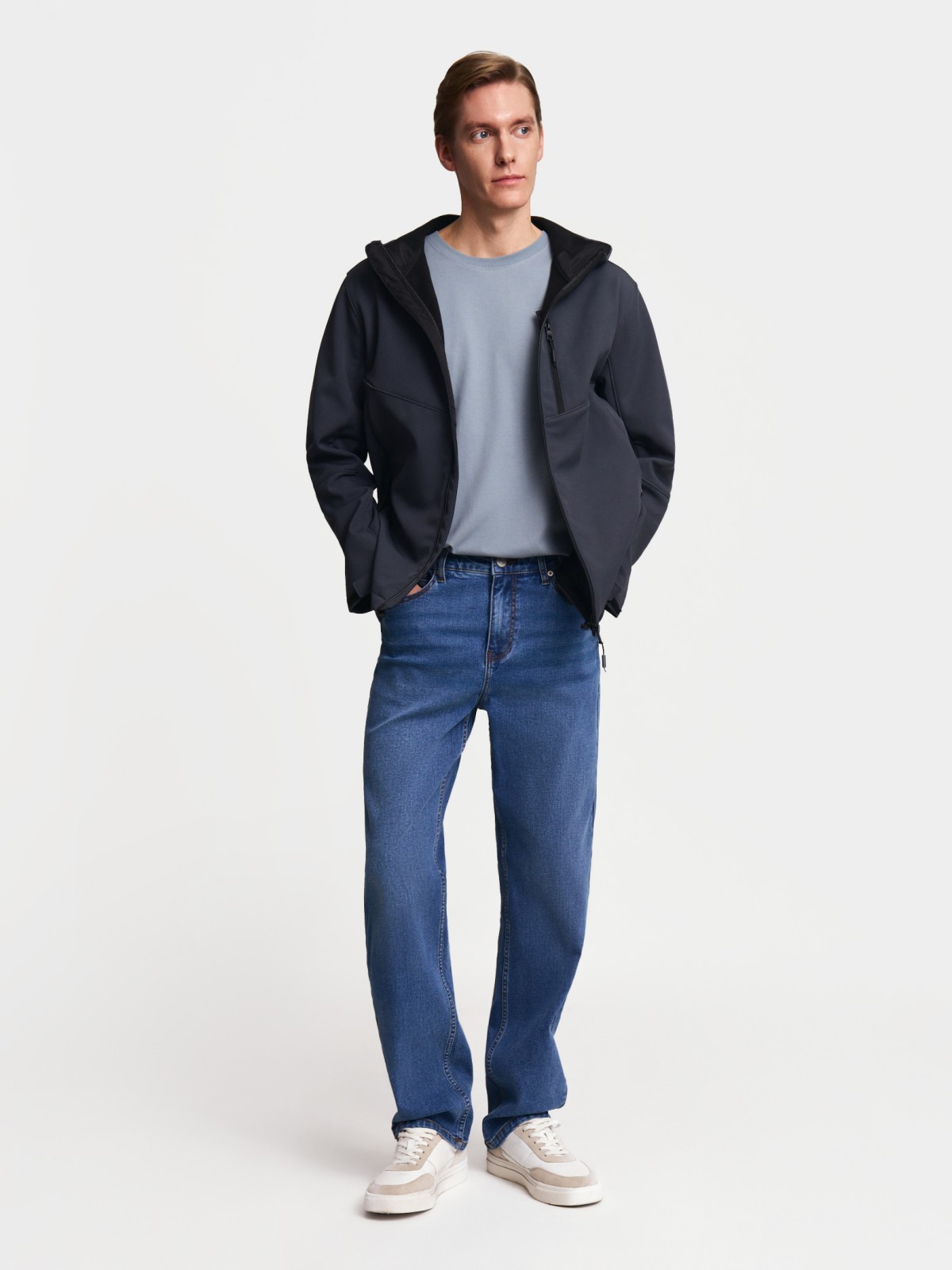 Лёгкая куртка-ветровка без утеплителя с капюшоном