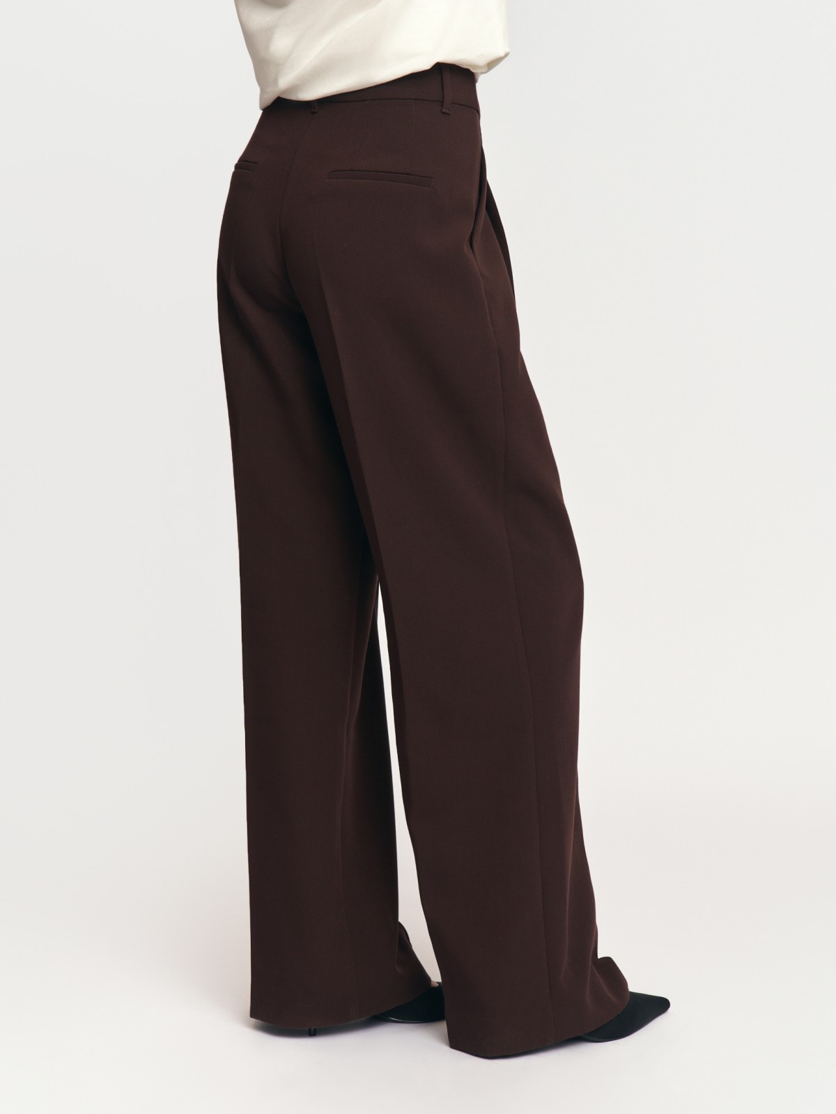 Брюки прямого силуэта с защипами