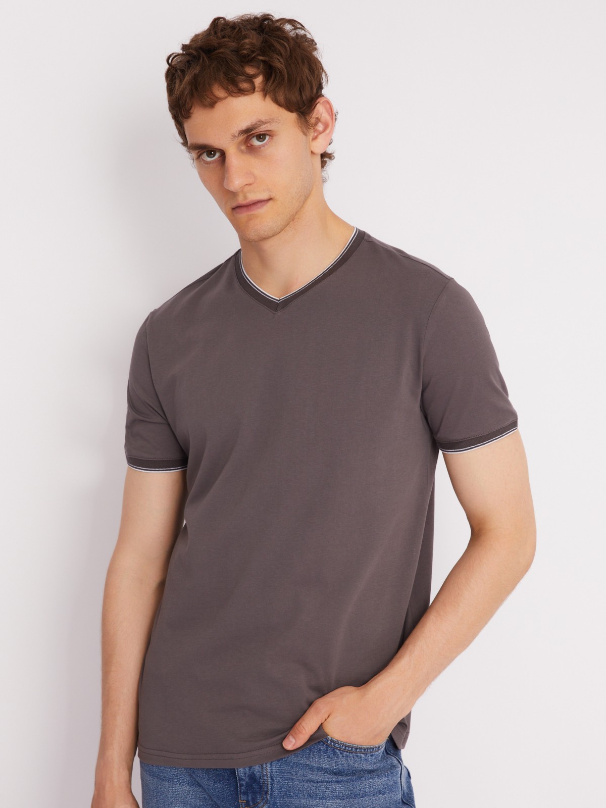 Футболка из хлопка с треугольным вырезом