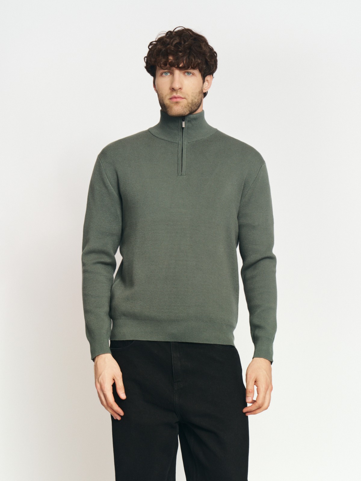 Тонкий трикотажный свитер с горлом на молнии