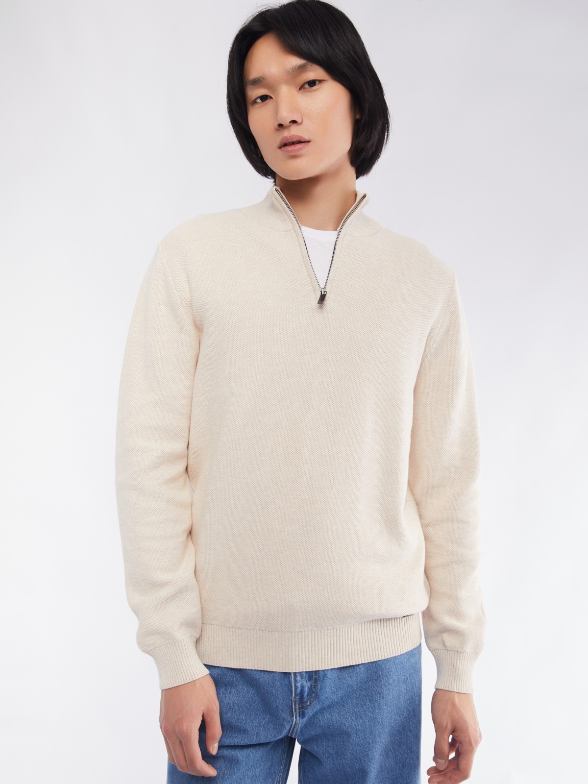 Тонкий трикотажный свитер с воротником на молнии zolla 014116801013, цвет бежевый, размер L