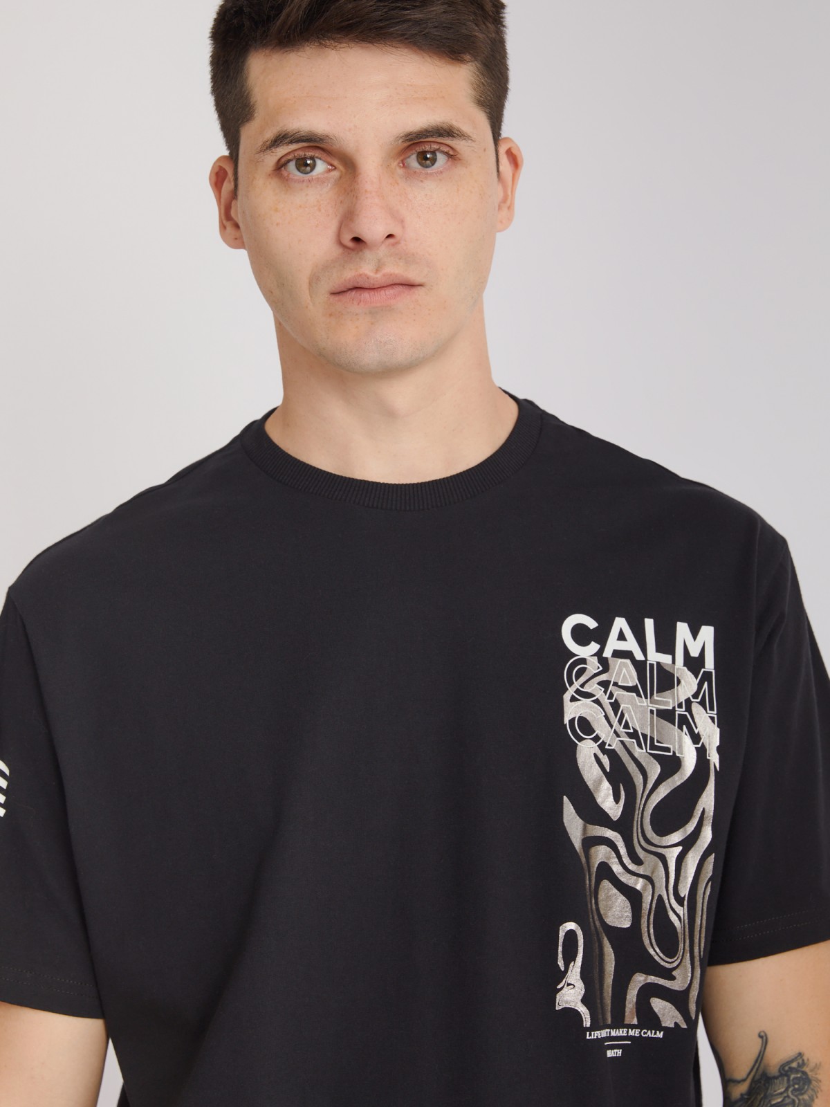 Футболка из хлопка с акцентными принтами