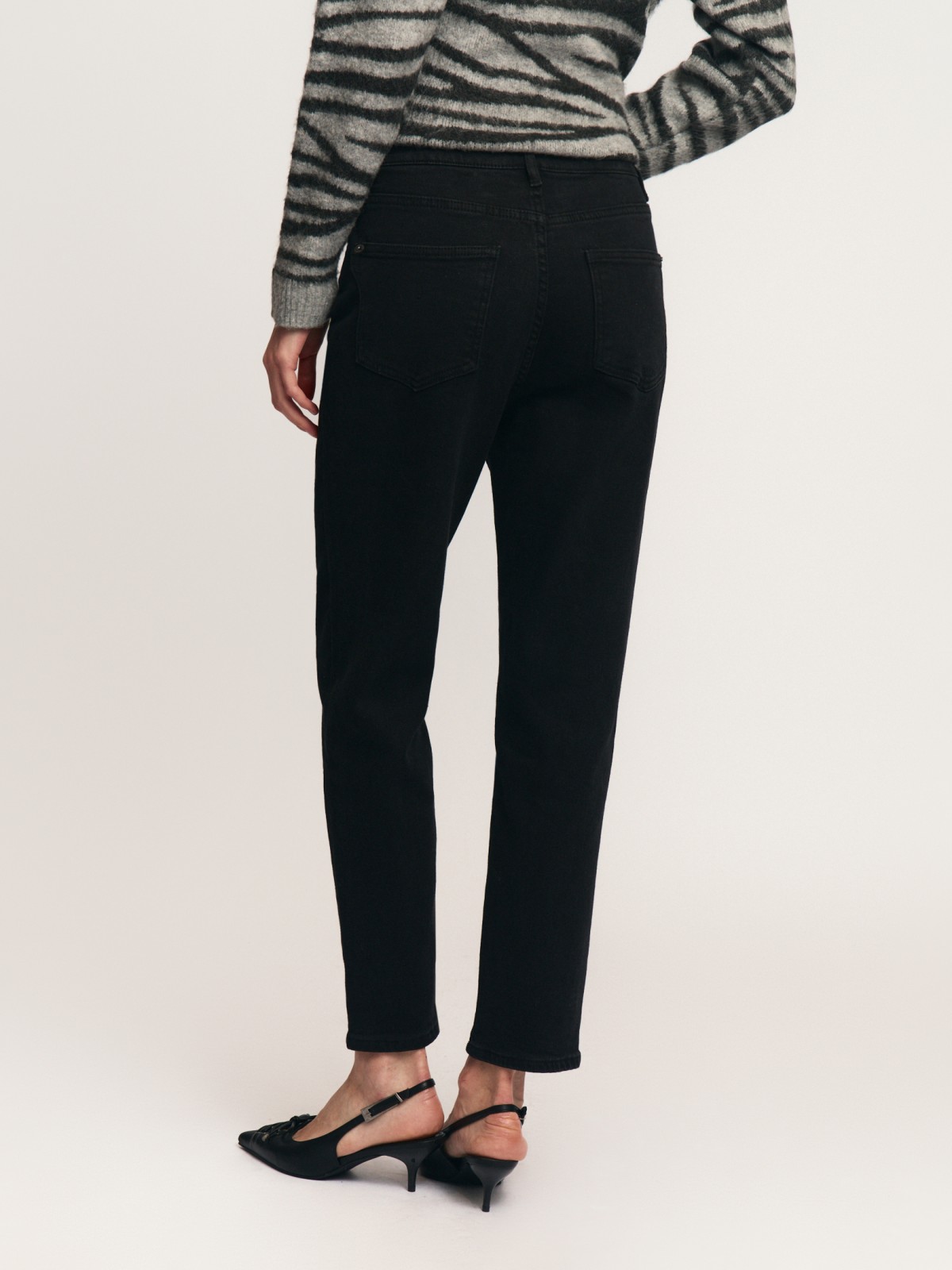 Утеплённые джинсы силуэта Mom Comfort с начёсом