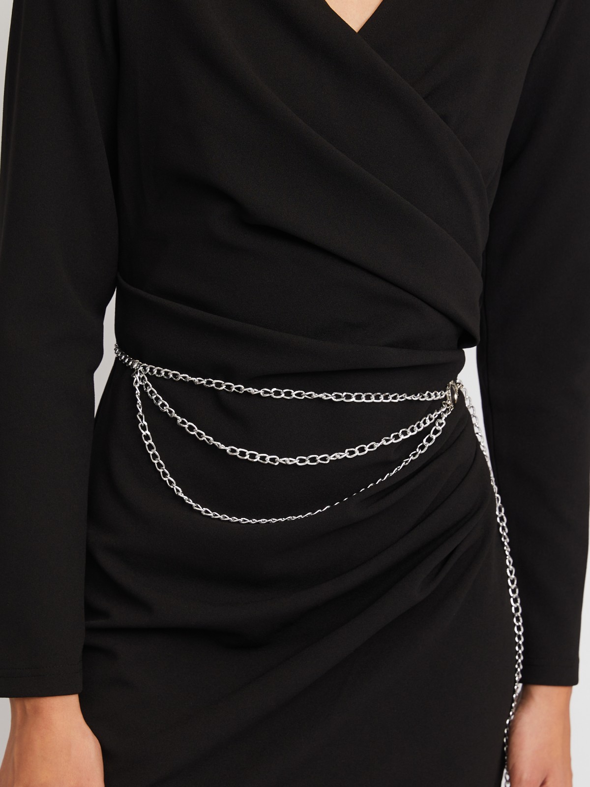 Платье с драпировкой, вырезом на запах и поясом-цепочкой zolla 024118135223, цвет черный, размер XS - фото 4
