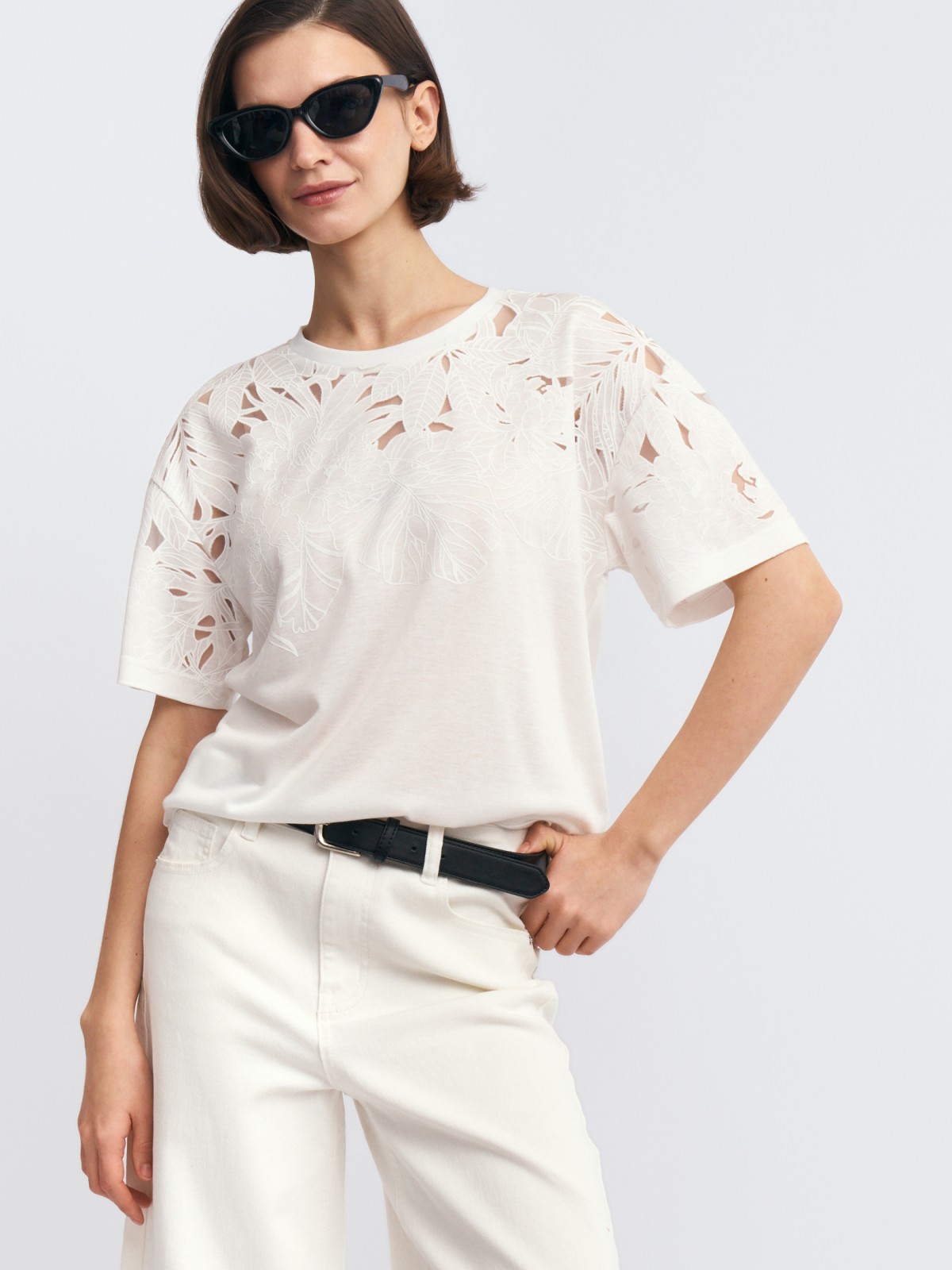 Футболка с ажурным узором на кокетке и рукавах