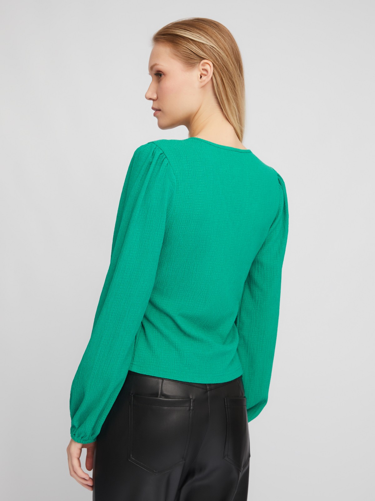 Укороченный топ-блузка на запах с объёмным рукавом zolla 024111162201, цвет зеленый, размер XS - фото 6
