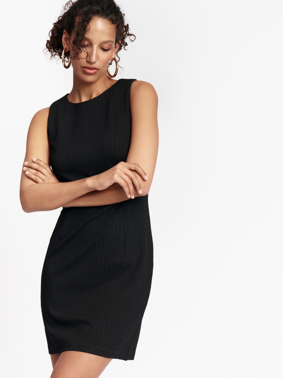 Платье-футляр мини без рукавов