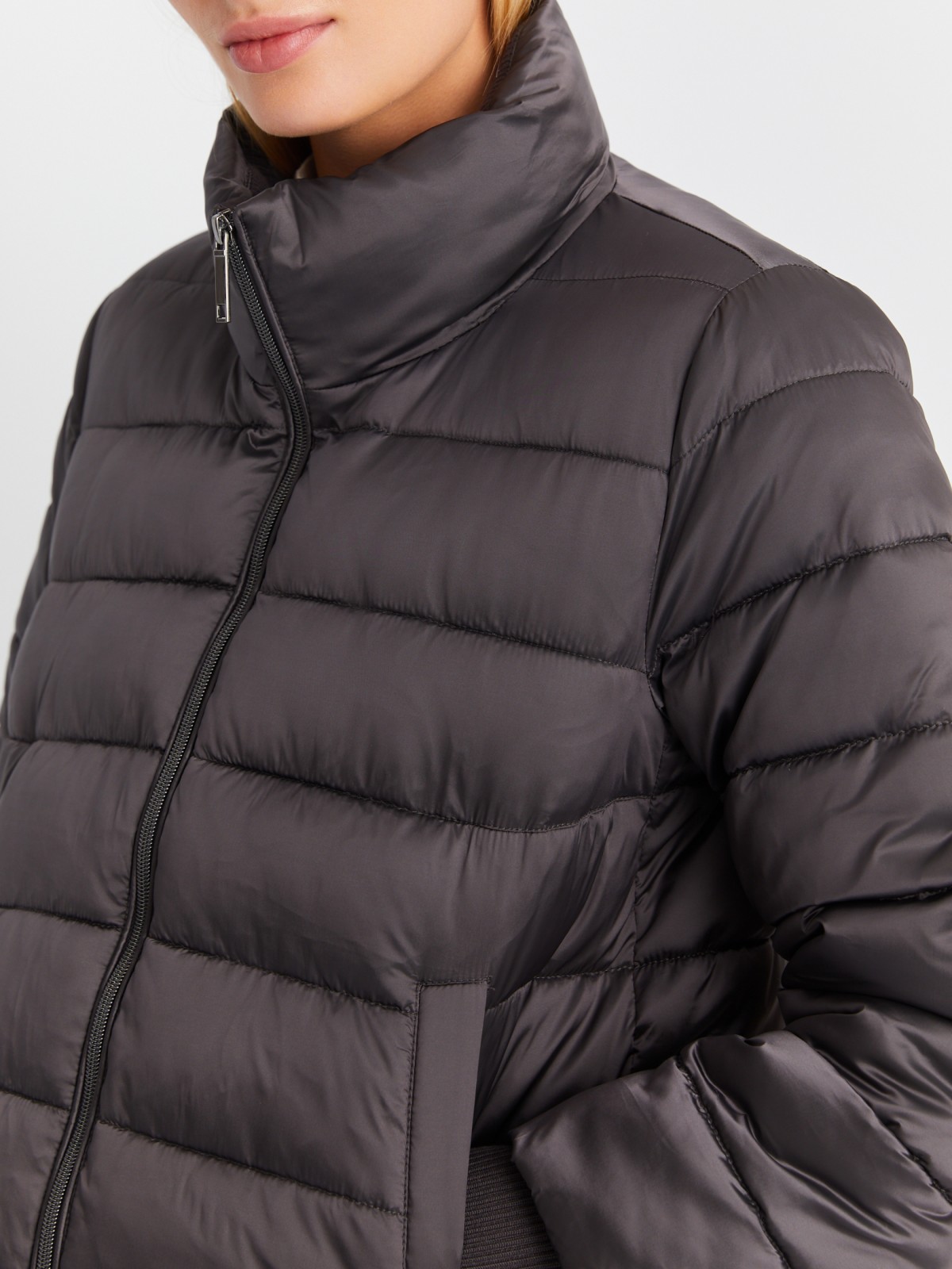 Тёплая укороченная куртка с воротником-стойкой и трикотажными манжетами zolla 023345102254, цвет темно-серый, размер XS - фото 4