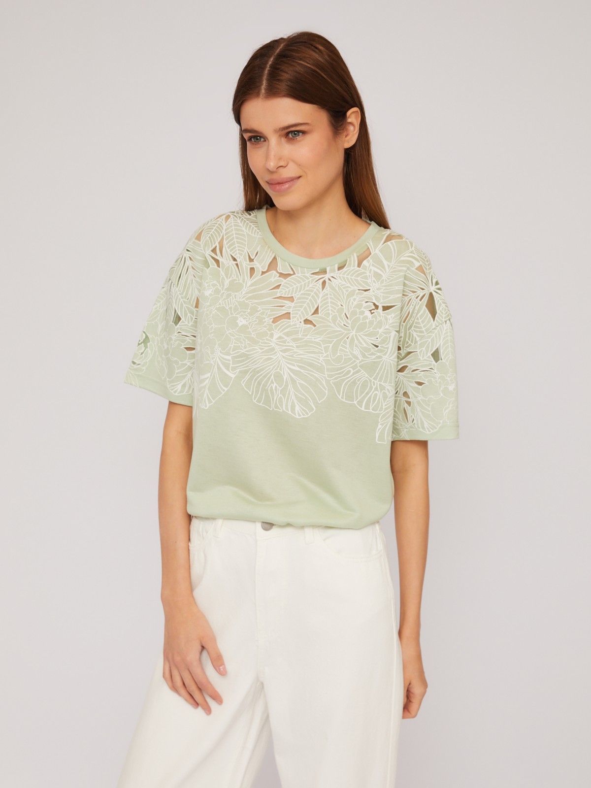 Футболка с фактурным узором на кокетке и рукавах