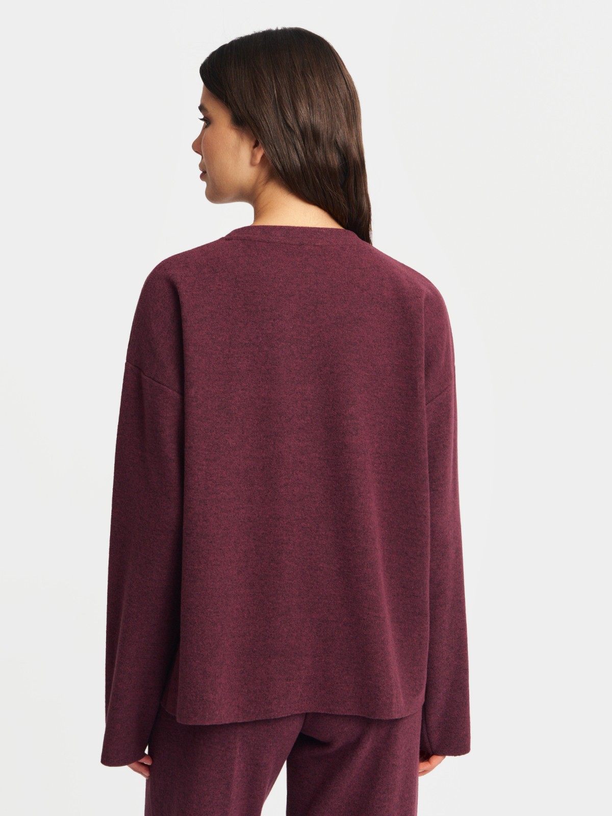 Трикотажный джемпер с декором у выреза