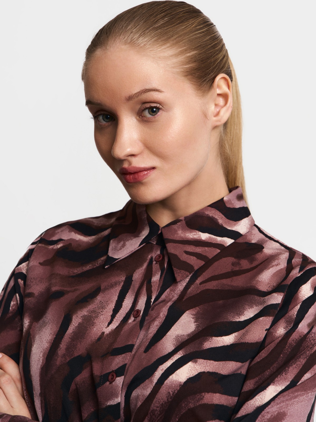 Платье-рубашка макси с принтом и ремнём