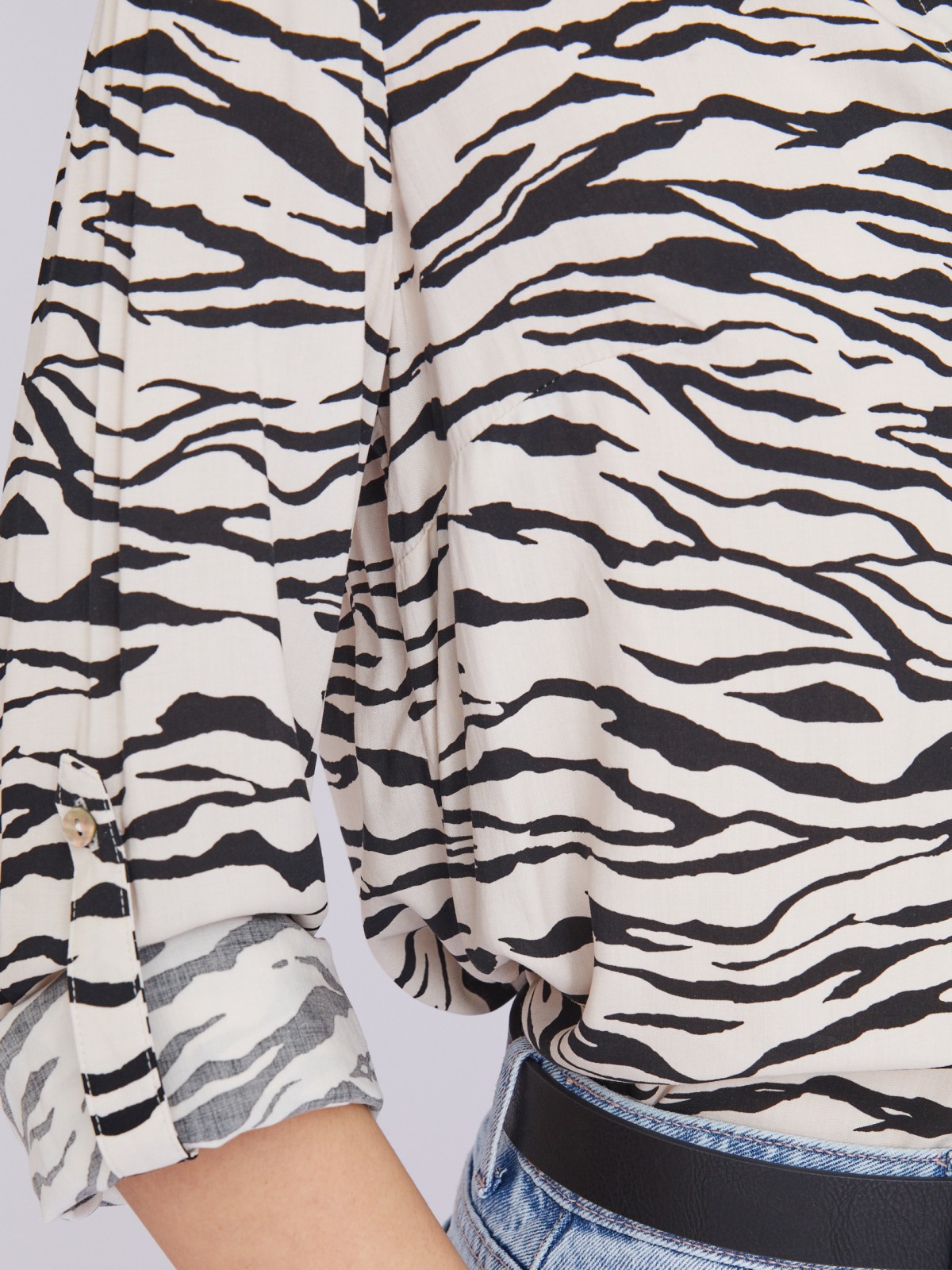 Принтованная рубашка из вискозы с карманом и подхватами на рукавах zolla 023311162063, цвет бежевый, размер XS - фото 5