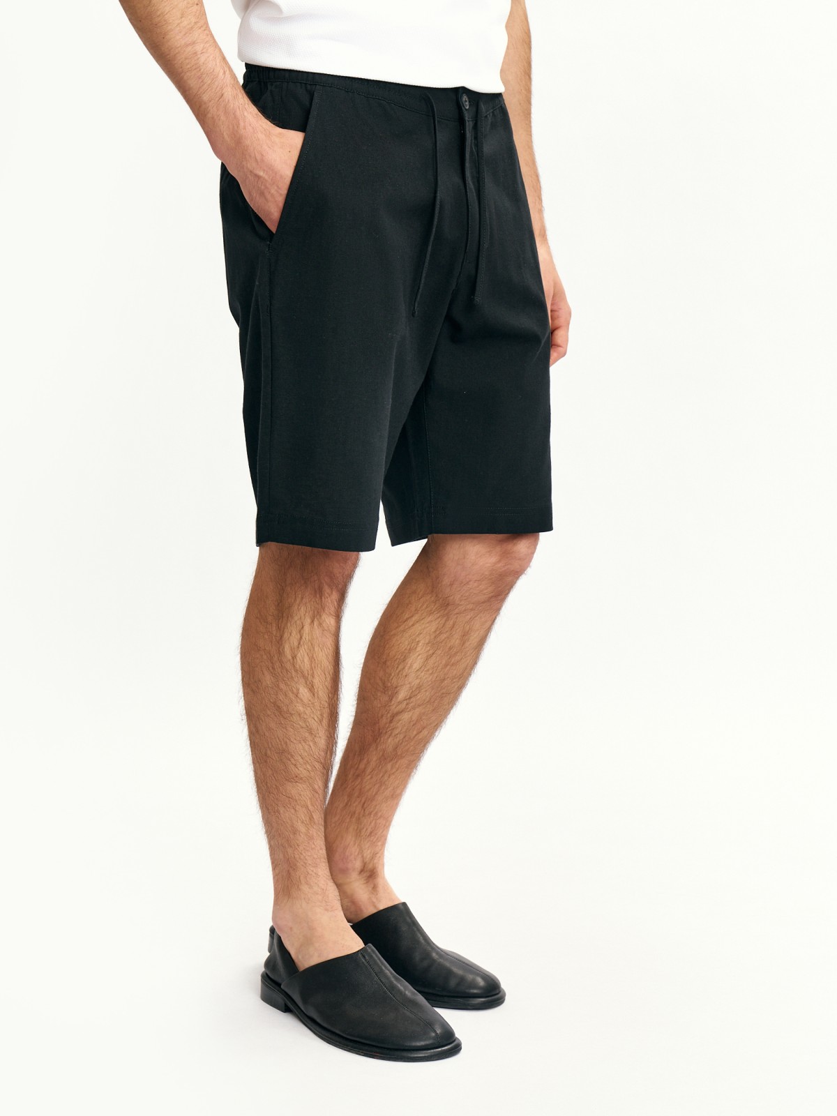 Удлинённые льняные шорты на резинке