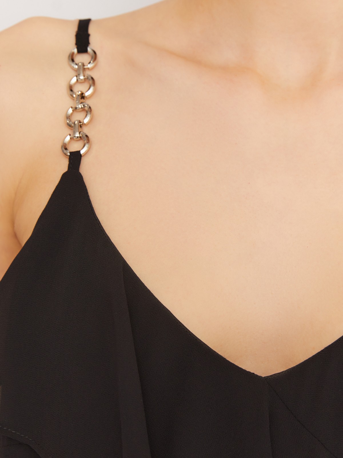 Открытый топ на тонких бретелях с цепочками