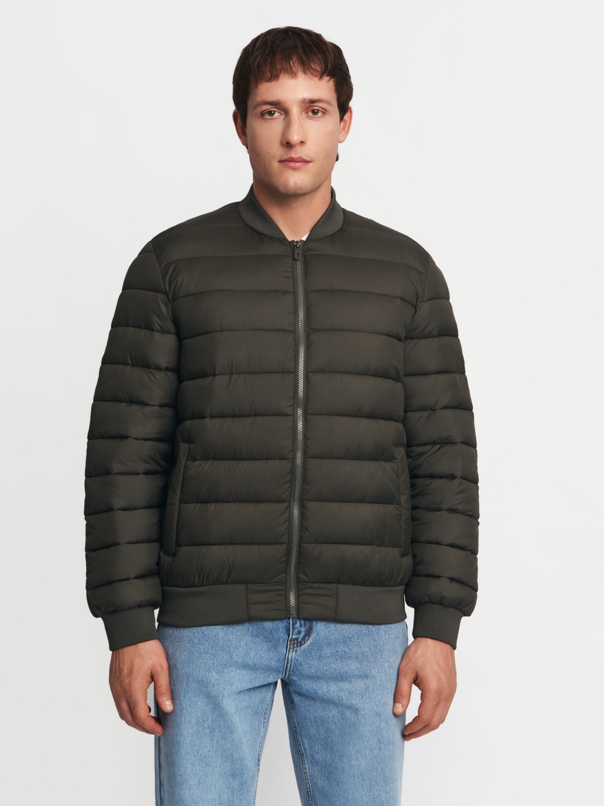 Лёгкая утеплённая куртка-бомбер с воротником-стойкой