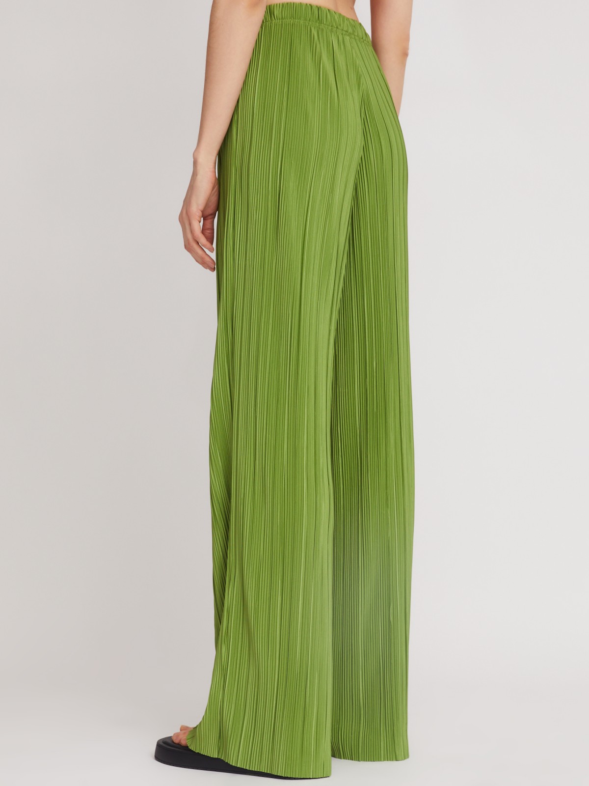 Брюки на резинке из фактурной ткани