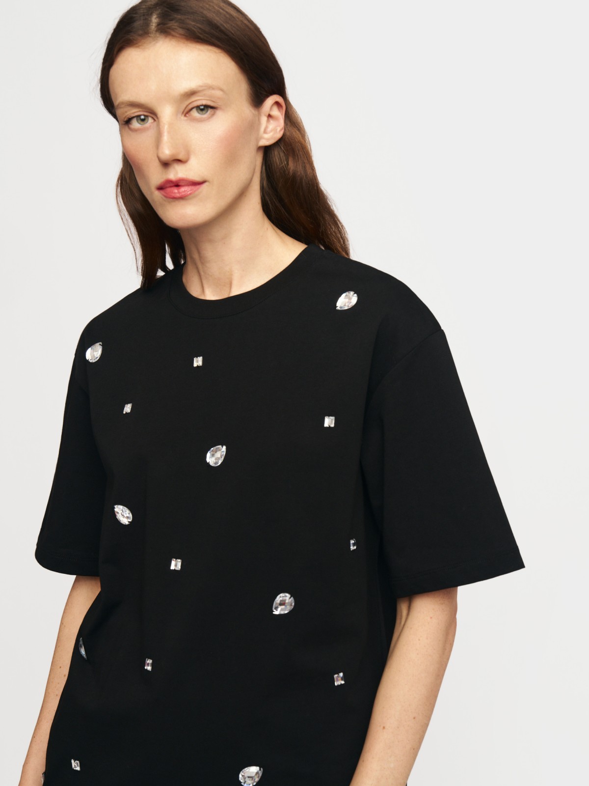 Футболка из хлопка со стразами