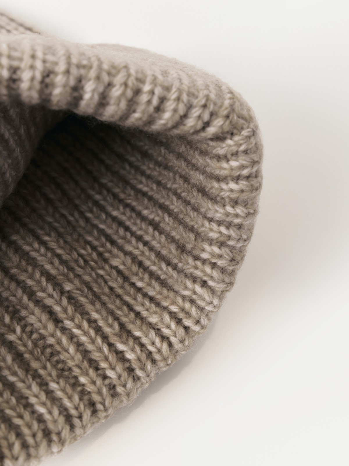 Вязаная шапка-бини с шерстью