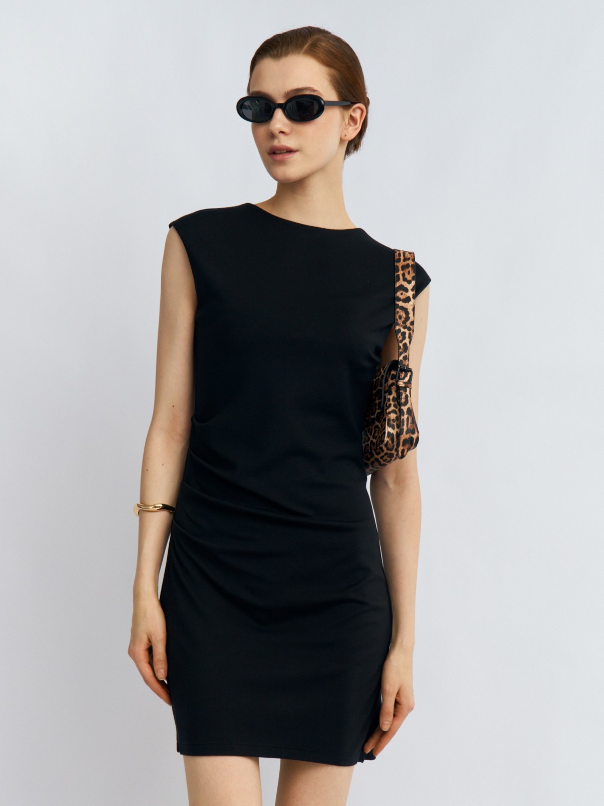 Платье без рукавов с драпировкой