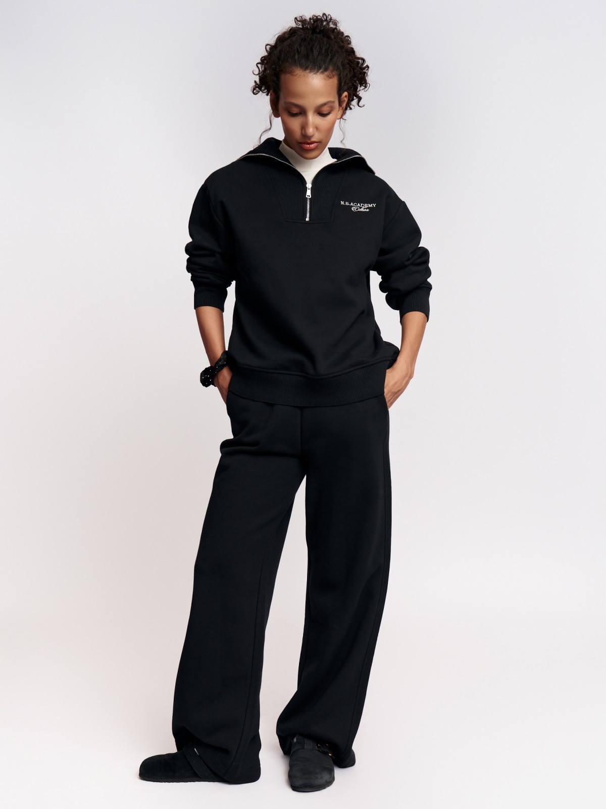 Свитшот с воротником-стойкой на молнии