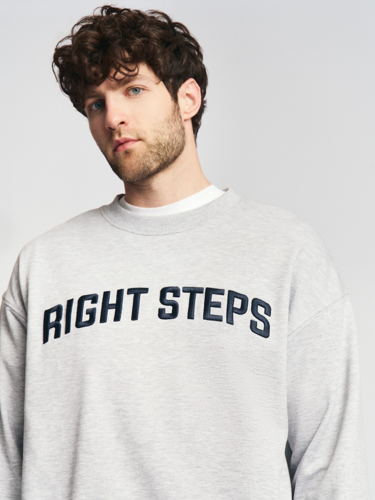 Утеплённый свитшот прямого кроя с надписью