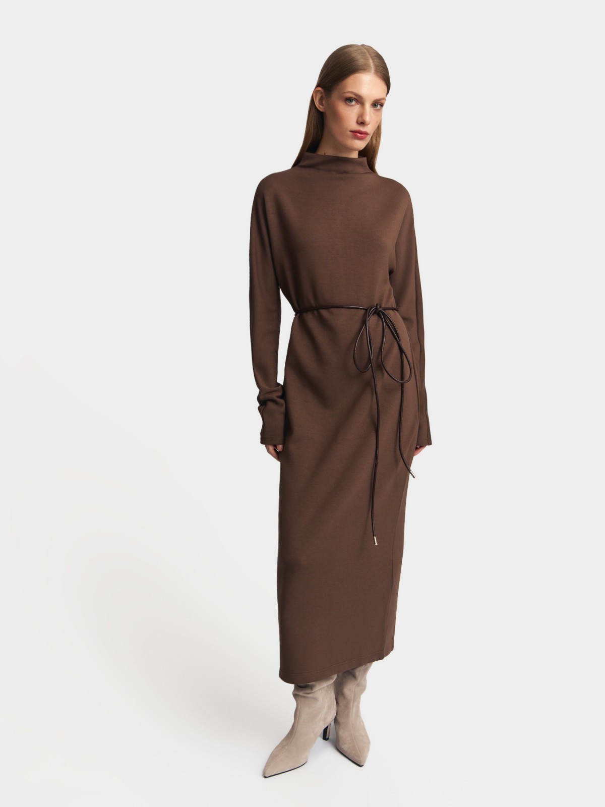 Трикотажное платье миди с поясом