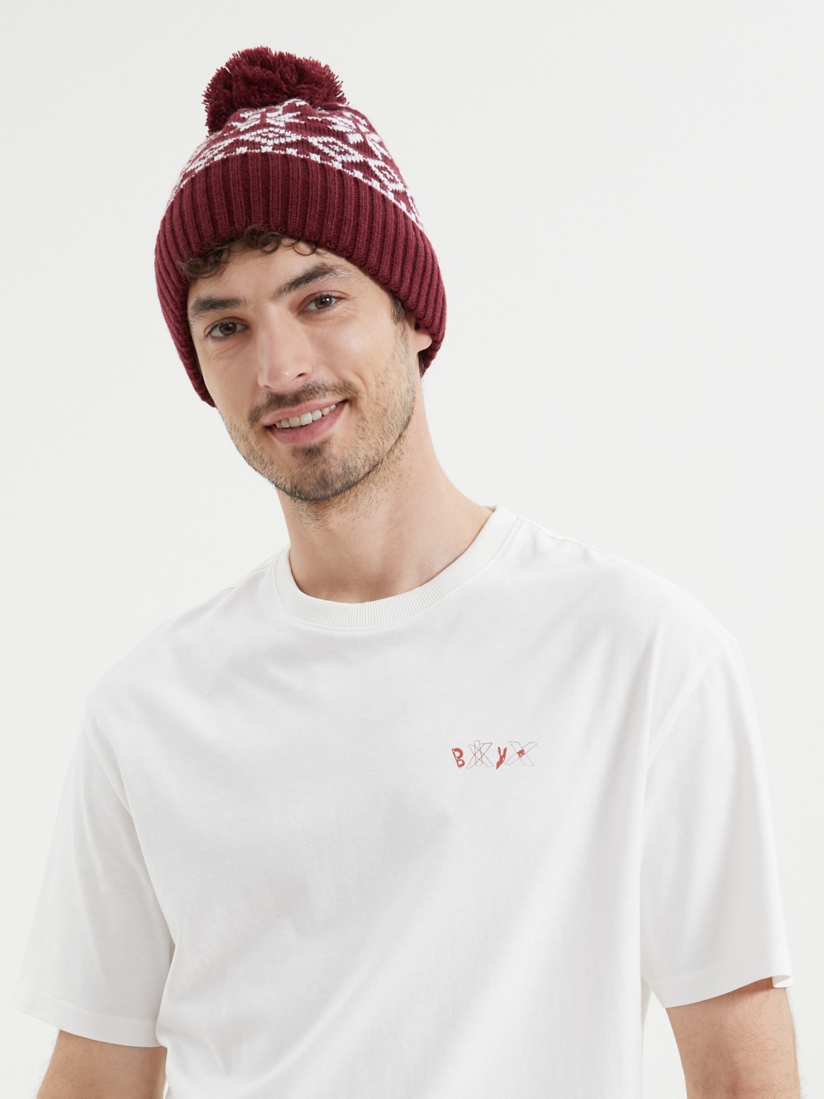 Вязаная шапка с узором и помпоном