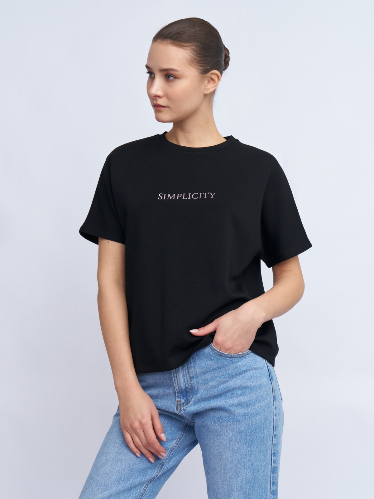 Блузка-футболка из неопрена с принтом-надписью