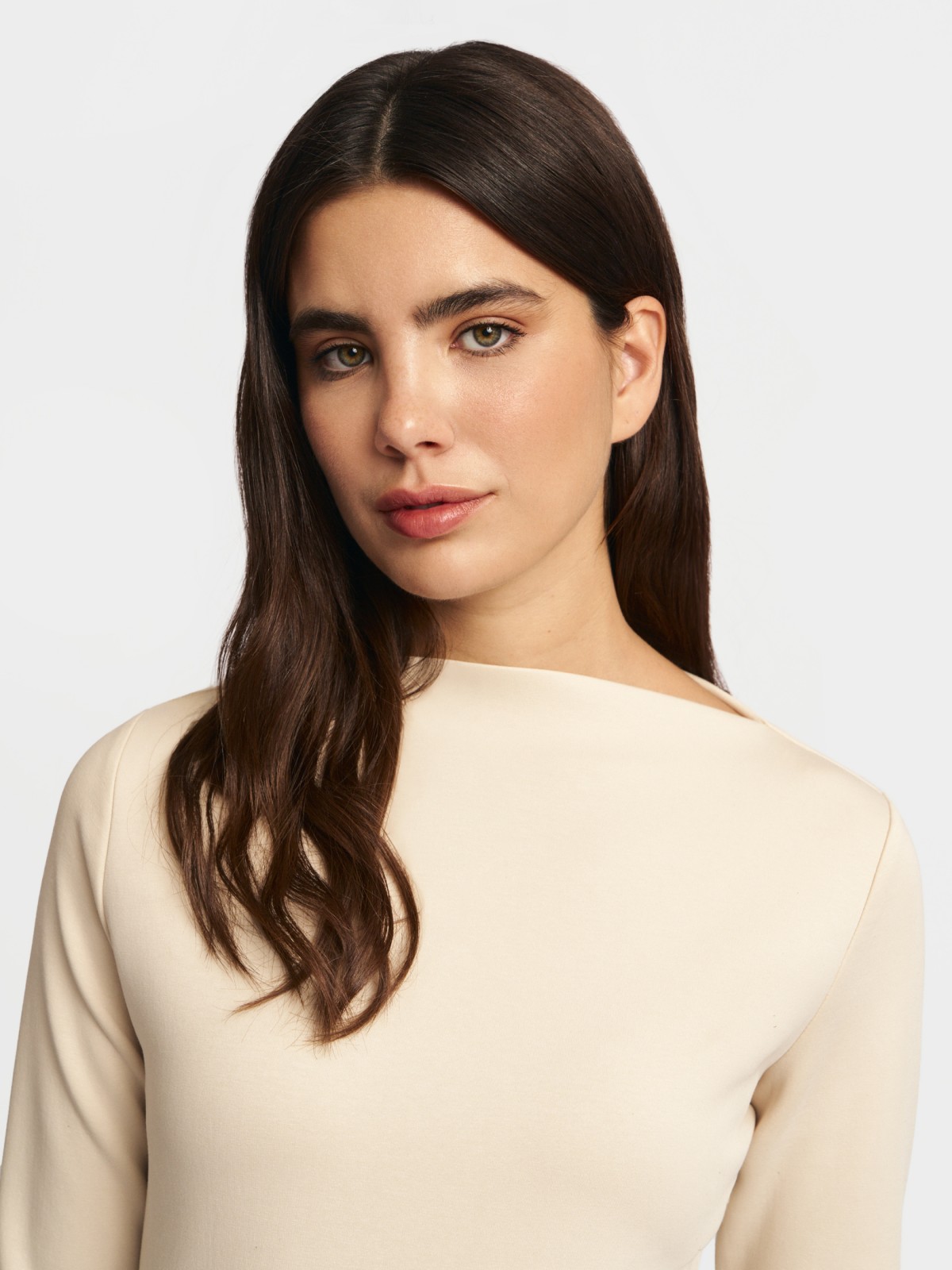 Комбинированное платье миди с запахом и поясом