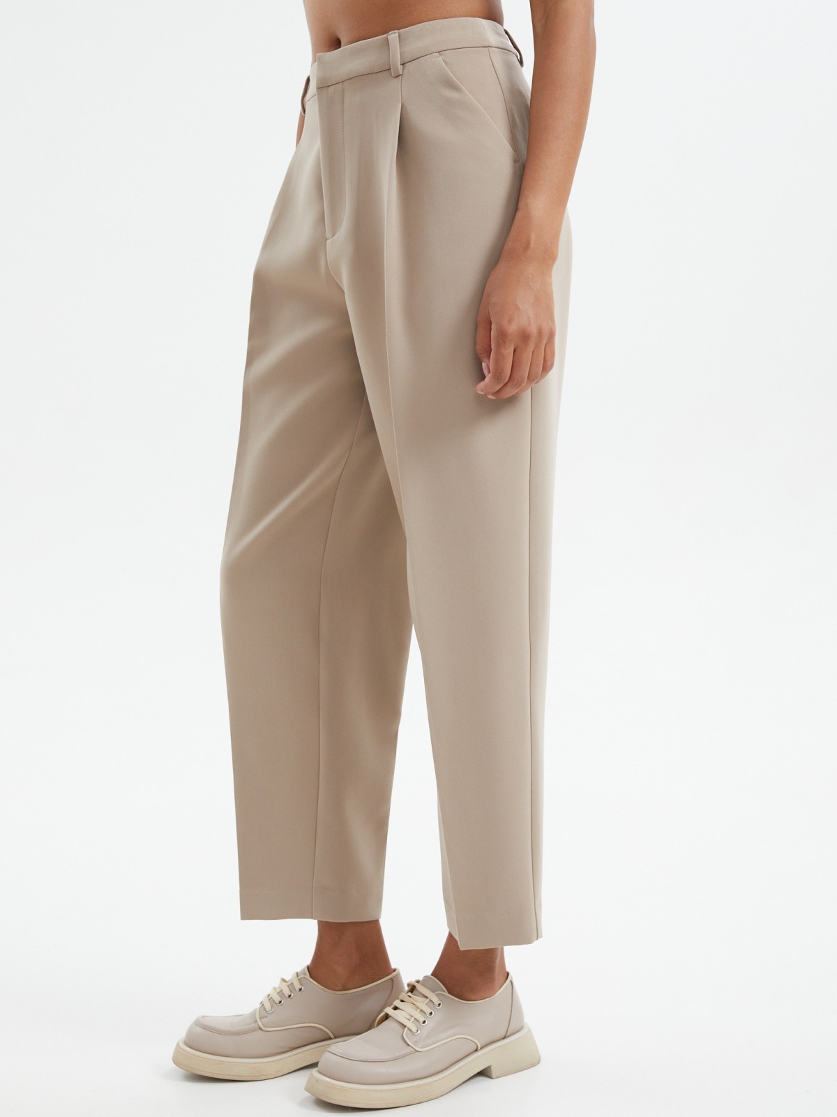 Брюки фасона Carrot со стрелками и ремнём