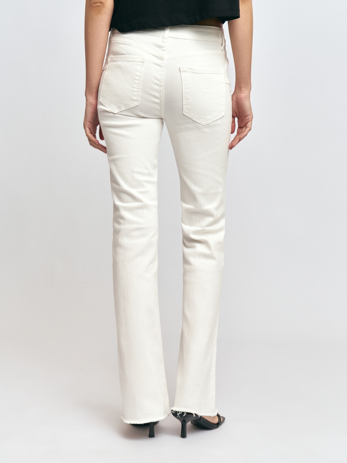 Джинсы силуэта Bootcut с Push-up эффектом и бахромой