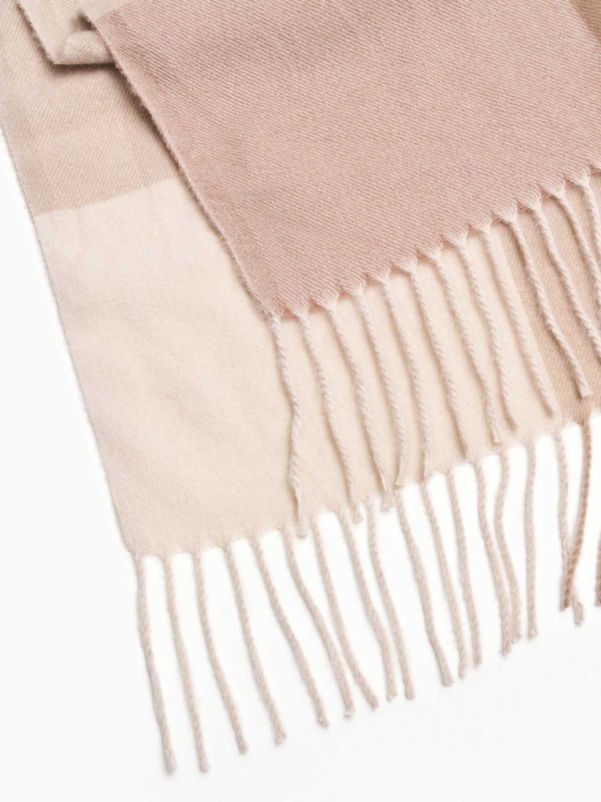 Тканевый шарф в клетку с бахромой