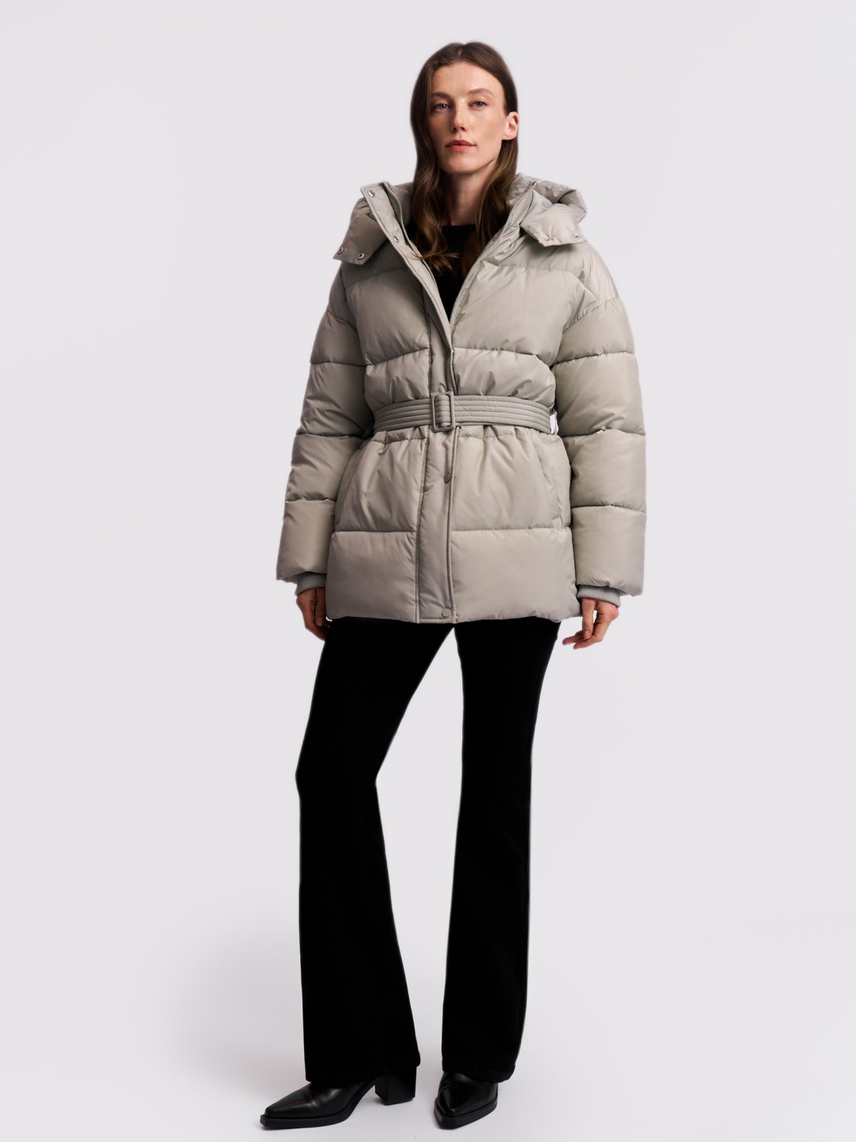 Тёплая куртка с капюшоном и поясом