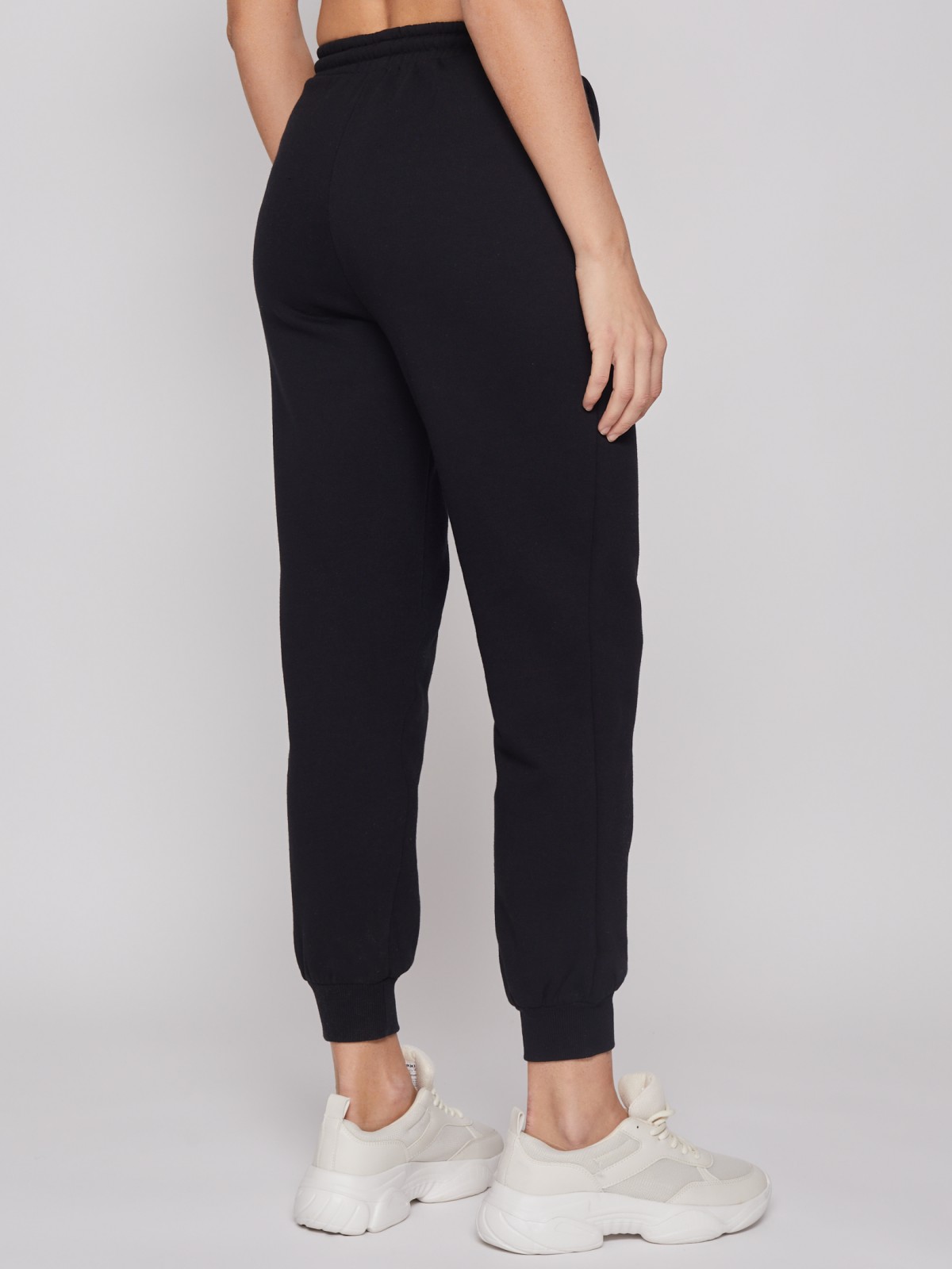 Брюки-джоггеры в спортивном стиле