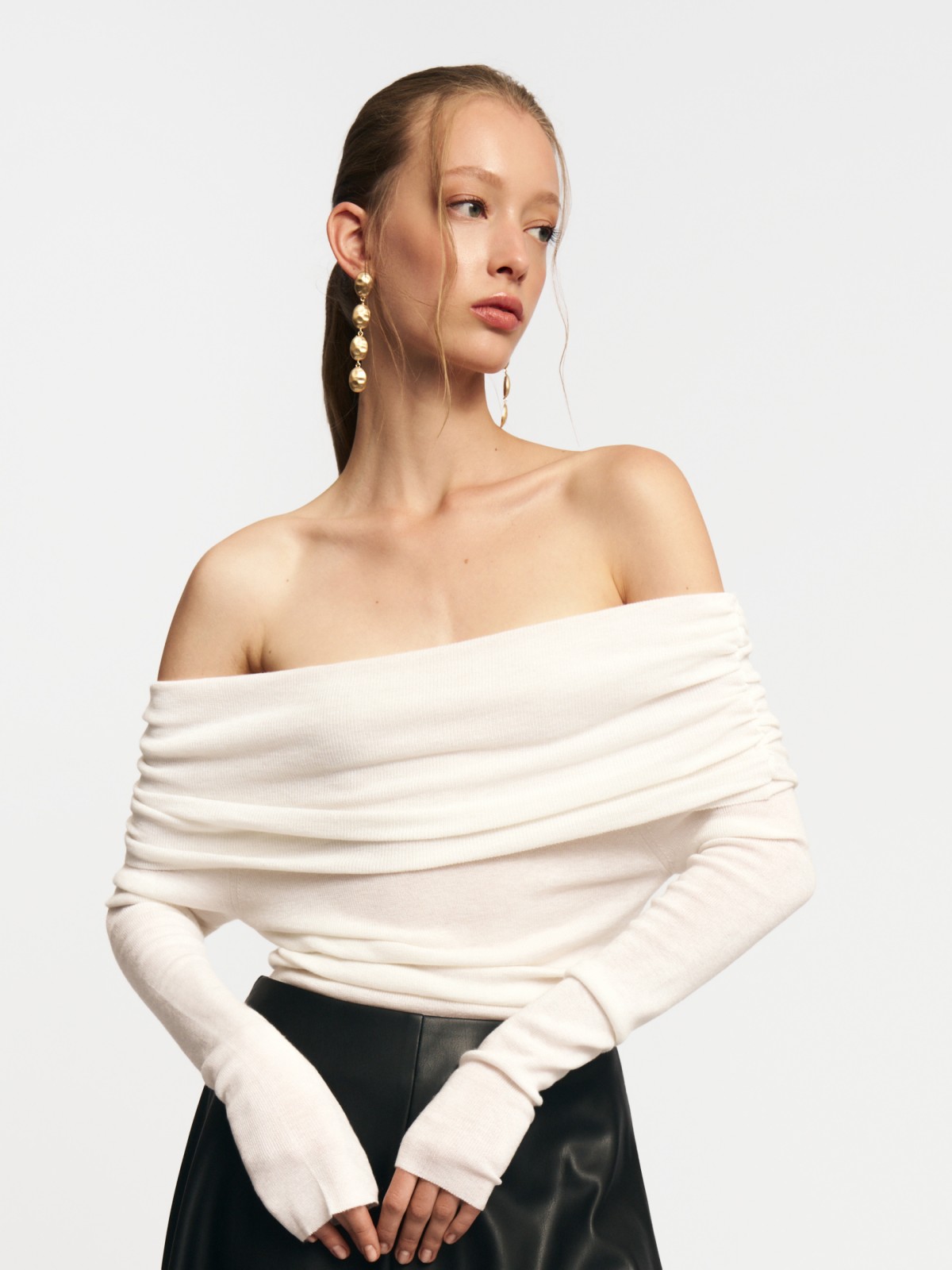 Трикотажный джемпер с открытыми плечами