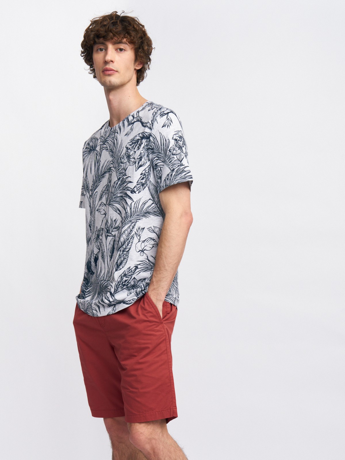 Футболка с тропическим принтом