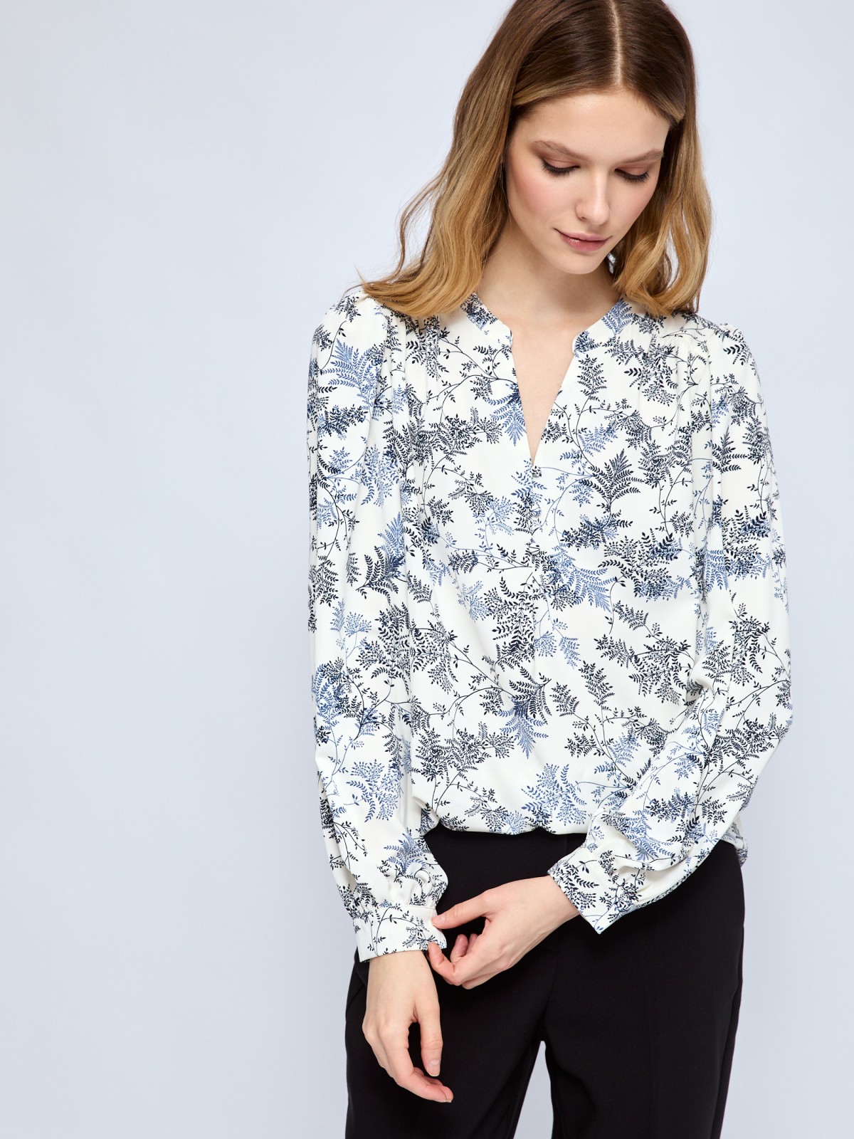 Блузка с V-образным вырезом на груди и принтом