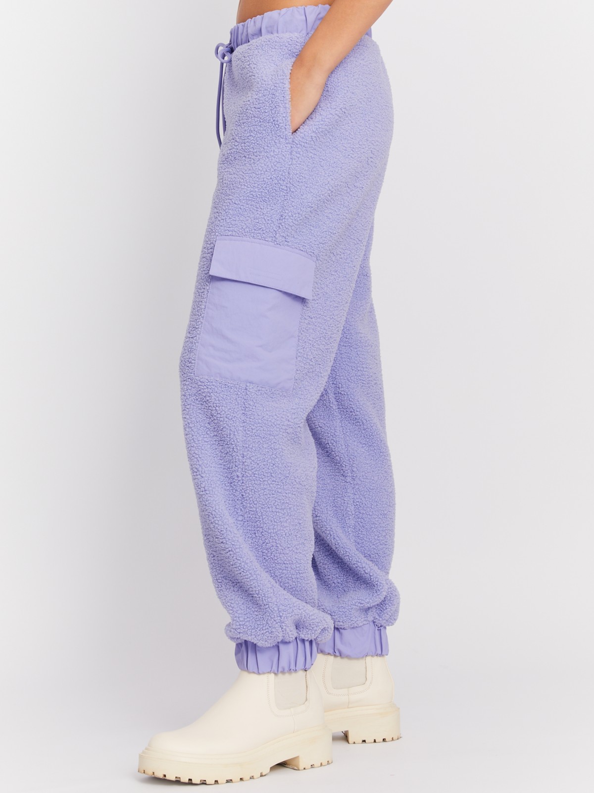 Тёплые брюки-джоггеры из экомеха с карманом карго zolla 023427643031, цвет фиолетовый, размер XS - фото 3